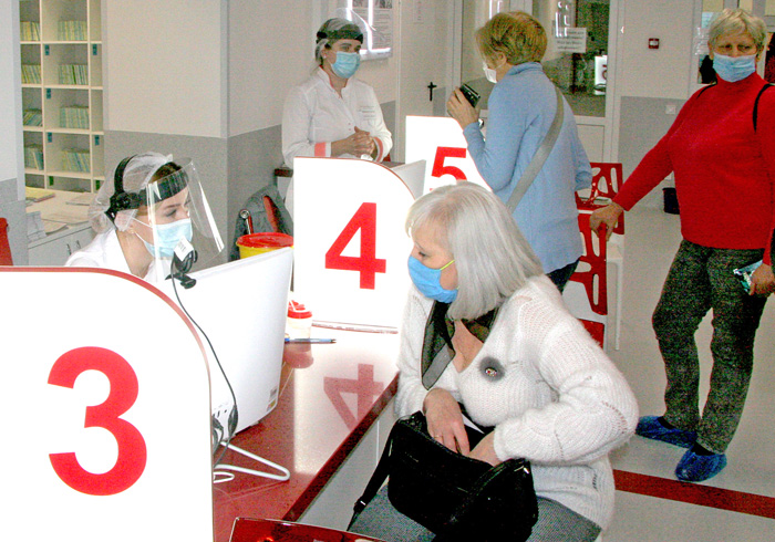 У приймальному відділенні «Черкаси-Плазми»: щодня більшає охочих здати кров для тих, хто потребує. Фото автора